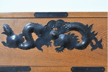 中古　龍の金具　閂(かんぬき)付き　時代箪笥デザインのアンティーク調サイドボード　(R-086236)