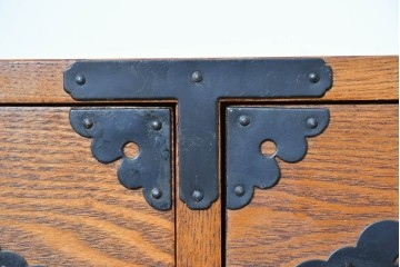 中古　龍の金具　閂(かんぬき)付き　時代箪笥デザインのアンティーク調サイドボード　(R-086236)