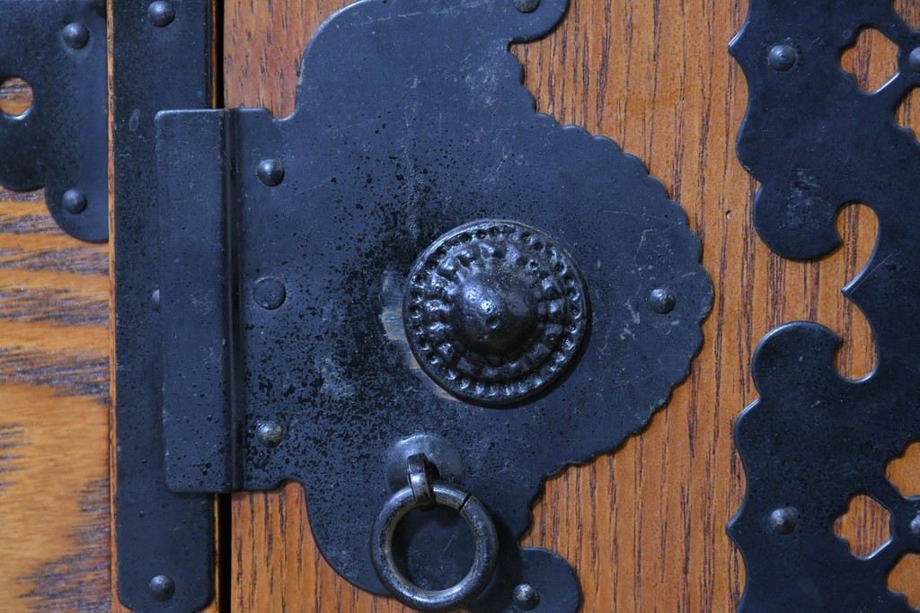 中古　龍の金具　閂(かんぬき)付き　時代箪笥デザインのアンティーク調サイドボード　(R-086236)