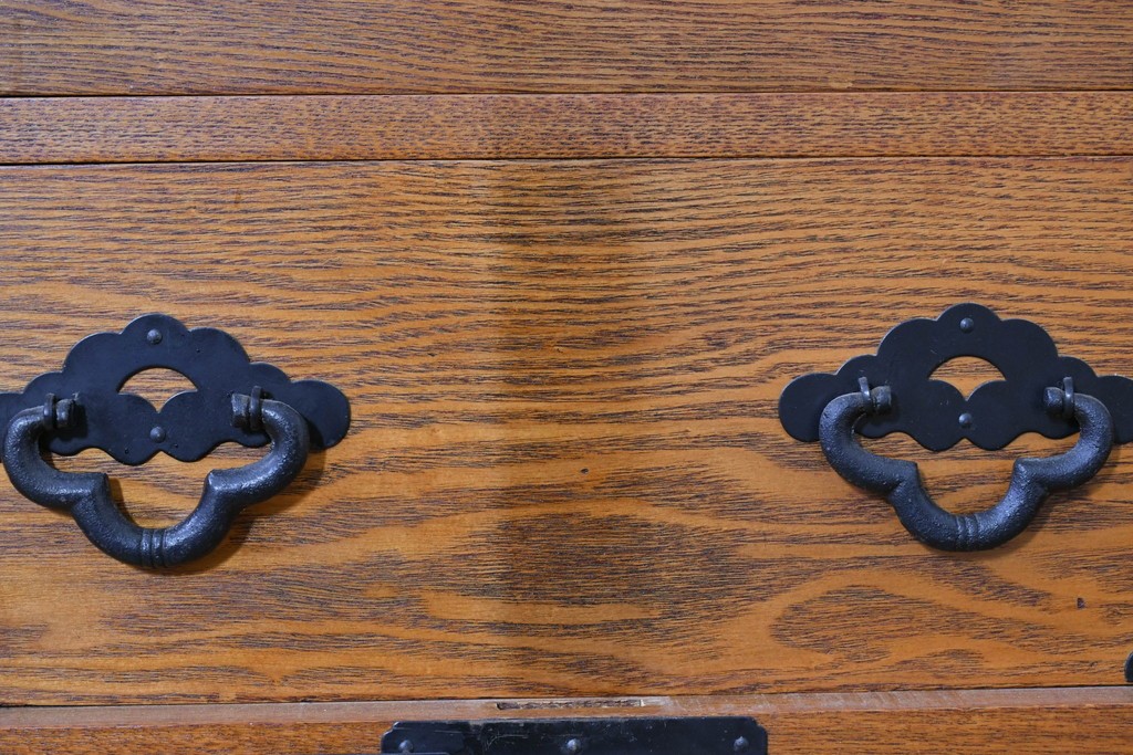 中古　龍の金具　閂(かんぬき)付き　時代箪笥デザインのアンティーク調サイドボード　(R-086236)