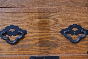 中古　龍の金具　閂(かんぬき)付き　時代箪笥デザインのアンティーク調サイドボード　(R-086236)