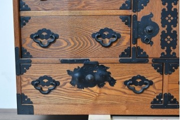 中古　龍の金具　閂(かんぬき)付き　時代箪笥デザインのアンティーク調サイドボード　(R-086236)