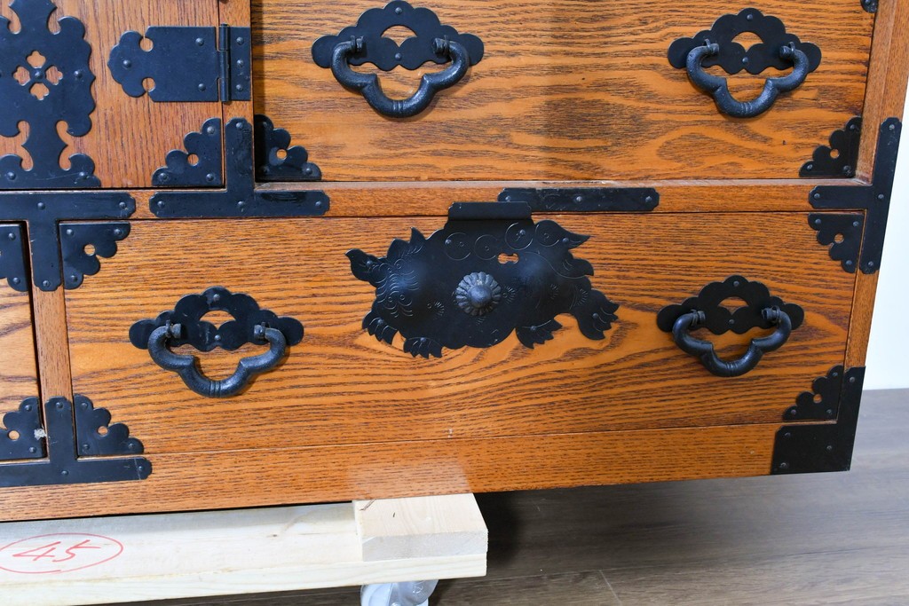 中古　龍の金具　閂(かんぬき)付き　時代箪笥デザインのアンティーク調サイドボード　(R-086236)