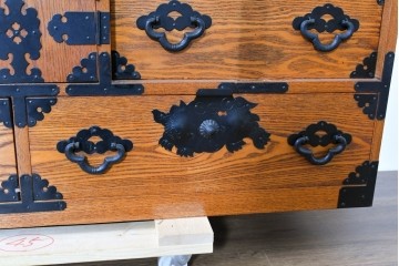 中古　龍の金具　閂(かんぬき)付き　時代箪笥デザインのアンティーク調サイドボード　(R-086236)