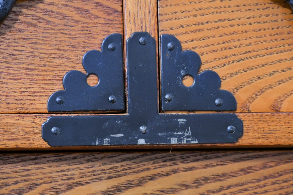 中古　龍の金具　閂(かんぬき)付き　時代箪笥デザインのアンティーク調サイドボード　(R-086236)