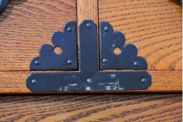 中古　龍の金具　閂(かんぬき)付き　時代箪笥デザインのアンティーク調サイドボード　(R-086236)