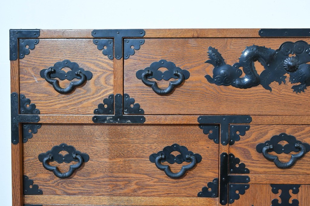 中古　龍の金具　閂(かんぬき)付き　時代箪笥デザインのアンティーク調サイドボード　(R-086236)