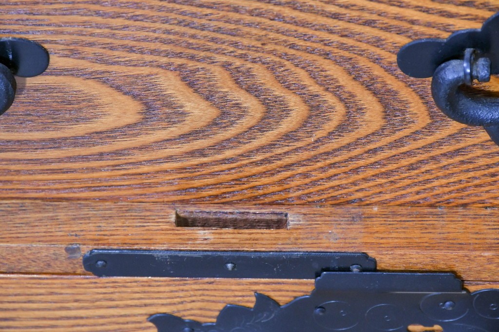 中古　龍の金具　閂(かんぬき)付き　時代箪笥デザインのアンティーク調サイドボード　(R-086236)