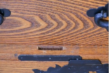 中古　龍の金具　閂(かんぬき)付き　時代箪笥デザインのアンティーク調サイドボード　(R-086236)