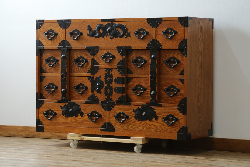 中古　閂(かんぬき)付き　龍の金具が目を引く、時代箪笥デザインのアンティーク調チェスト　(R-086236)