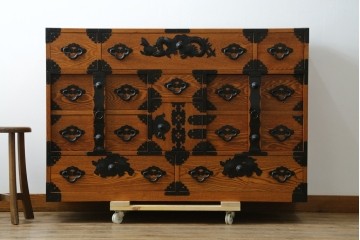 中古　閂(かんぬき)付き　龍の金具が目を引く、時代箪笥デザインのアンティーク調チェスト　(R-086236)