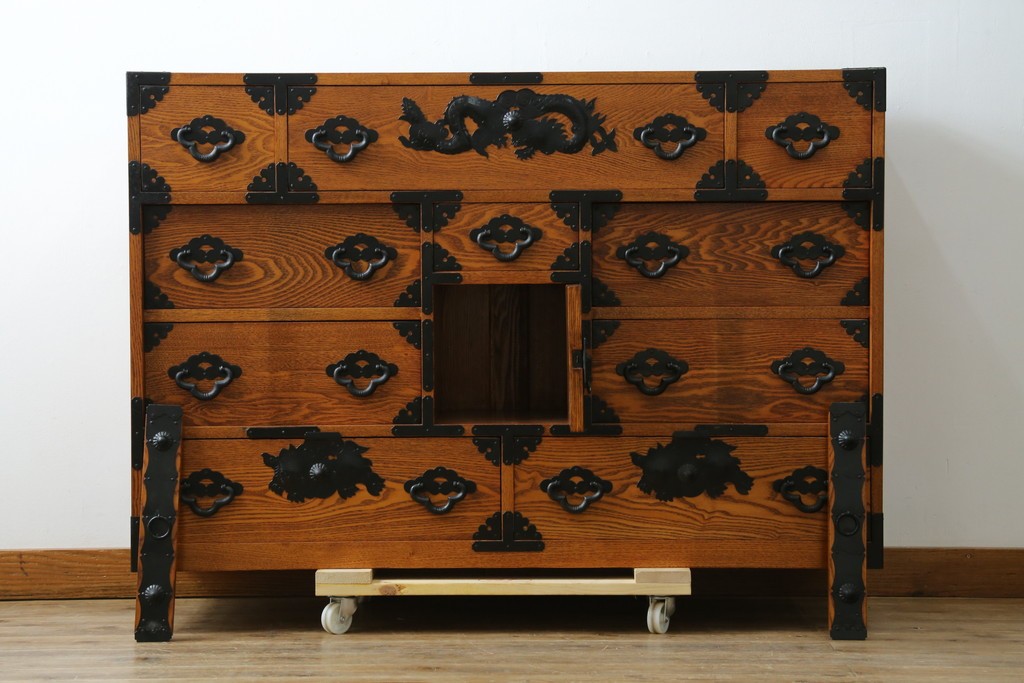 中古　閂(かんぬき)付き　龍の金具が目を引く、時代箪笥デザインのアンティーク調チェスト　(R-086236)