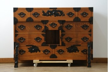 中古　閂(かんぬき)付き　龍の金具が目を引く、時代箪笥デザインのアンティーク調チェスト　(R-086236)