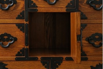 中古　閂(かんぬき)付き　龍の金具が目を引く、時代箪笥デザインのアンティーク調チェスト　(R-086236)