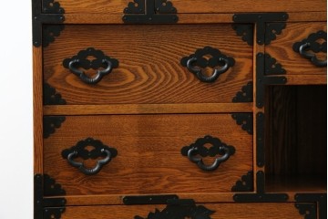 中古　閂(かんぬき)付き　龍の金具が目を引く、時代箪笥デザインのアンティーク調チェスト　(R-086236)