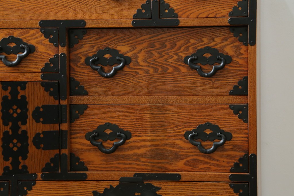 中古　閂(かんぬき)付き　龍の金具が目を引く、時代箪笥デザインのアンティーク調チェスト　(R-086236)