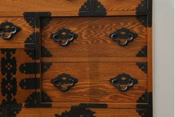 中古　閂(かんぬき)付き　龍の金具が目を引く、時代箪笥デザインのアンティーク調チェスト　(R-086236)