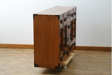 中古　閂(かんぬき)付き　龍の金具が目を引く、時代箪笥デザインのアンティーク調チェスト　(R-086236)