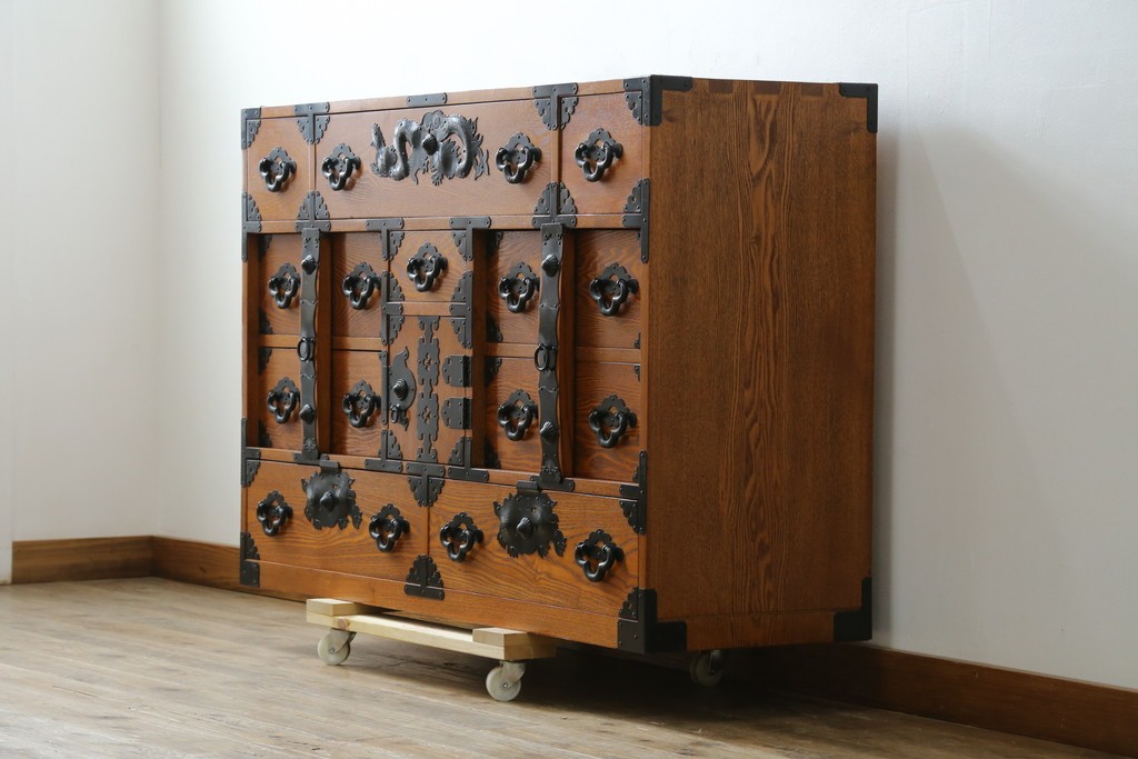 中古　閂(かんぬき)付き　龍の金具が目を引く、時代箪笥デザインのアンティーク調チェスト　(R-086236)