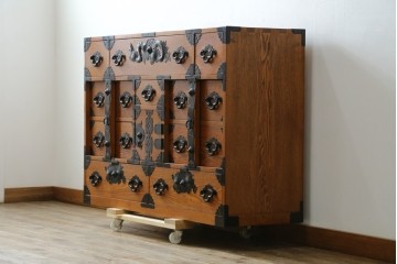 中古　閂(かんぬき)付き　龍の金具が目を引く、時代箪笥デザインのアンティーク調チェスト　(R-086236)