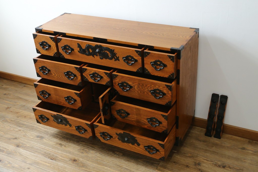 中古　閂(かんぬき)付き　龍の金具が目を引く、時代箪笥デザインのアンティーク調チェスト　(R-086236)