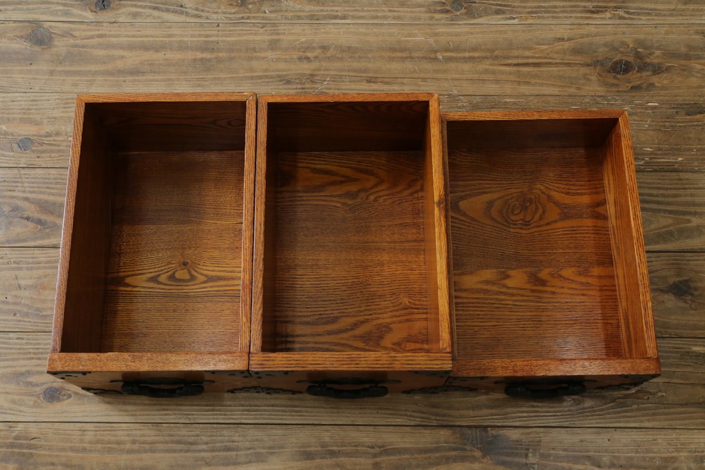 中古　閂(かんぬき)付き　龍の金具が目を引く、時代箪笥デザインのアンティーク調チェスト　(R-086236)