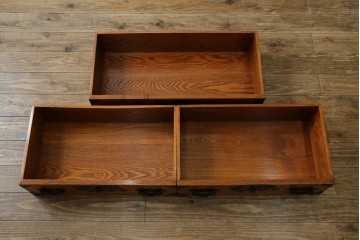 中古　閂(かんぬき)付き　龍の金具が目を引く、時代箪笥デザインのアンティーク調チェスト　(R-086236)