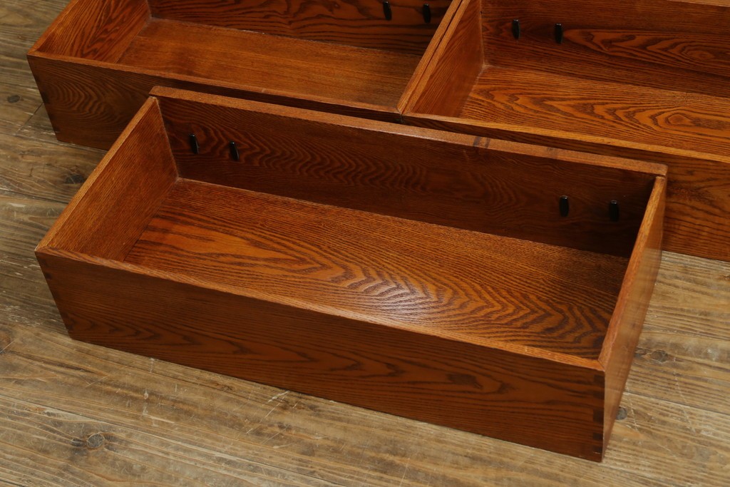 中古　閂(かんぬき)付き　龍の金具が目を引く、時代箪笥デザインのアンティーク調チェスト　(R-086236)