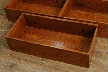 中古　閂(かんぬき)付き　龍の金具が目を引く、時代箪笥デザインのアンティーク調チェスト　(R-086236)