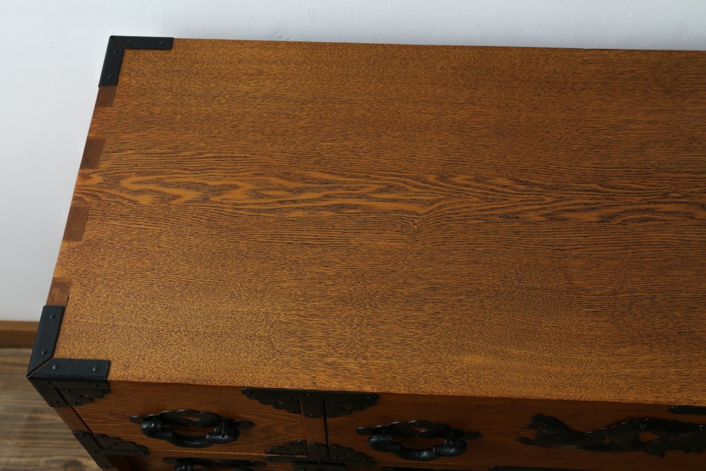 中古　閂(かんぬき)付き　龍の金具が目を引く、時代箪笥デザインのアンティーク調チェスト　(R-086236)