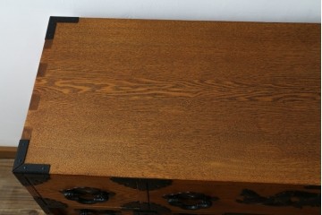 中古　閂(かんぬき)付き　龍の金具が目を引く、時代箪笥デザインのアンティーク調チェスト　(R-086236)