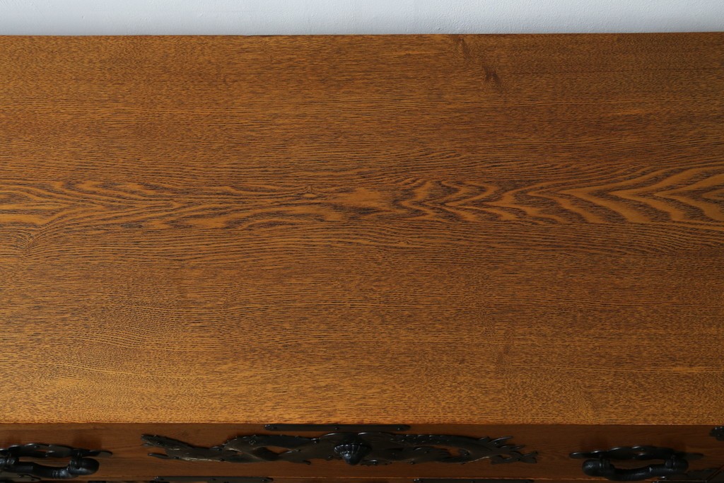 中古　閂(かんぬき)付き　龍の金具が目を引く、時代箪笥デザインのアンティーク調チェスト　(R-086236)