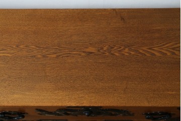 中古　閂(かんぬき)付き　龍の金具が目を引く、時代箪笥デザインのアンティーク調チェスト　(R-086236)