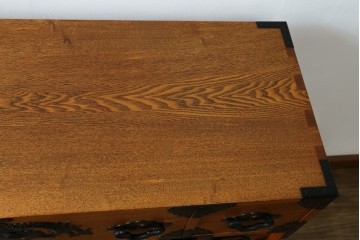 中古　閂(かんぬき)付き　龍の金具が目を引く、時代箪笥デザインのアンティーク調チェスト　(R-086236)