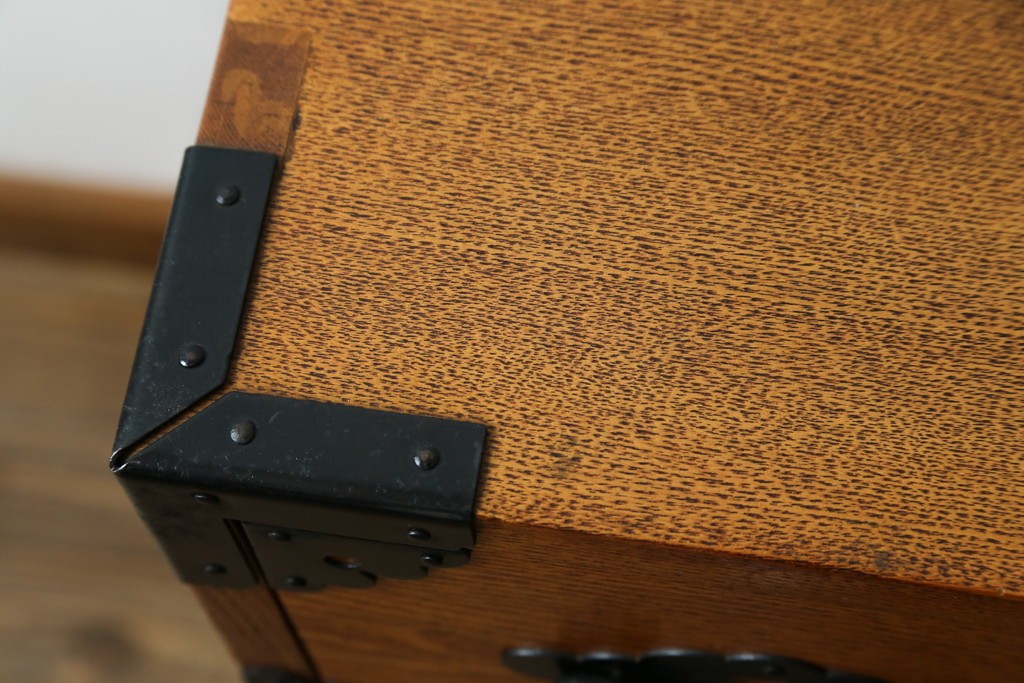 中古　閂(かんぬき)付き　龍の金具が目を引く、時代箪笥デザインのアンティーク調チェスト　(R-086236)