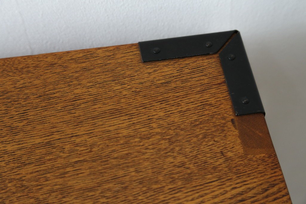 中古　閂(かんぬき)付き　龍の金具が目を引く、時代箪笥デザインのアンティーク調チェスト　(R-086236)