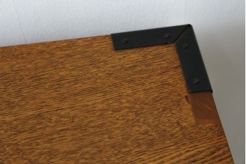 中古　閂(かんぬき)付き　龍の金具が目を引く、時代箪笥デザインのアンティーク調チェスト　(R-086236)