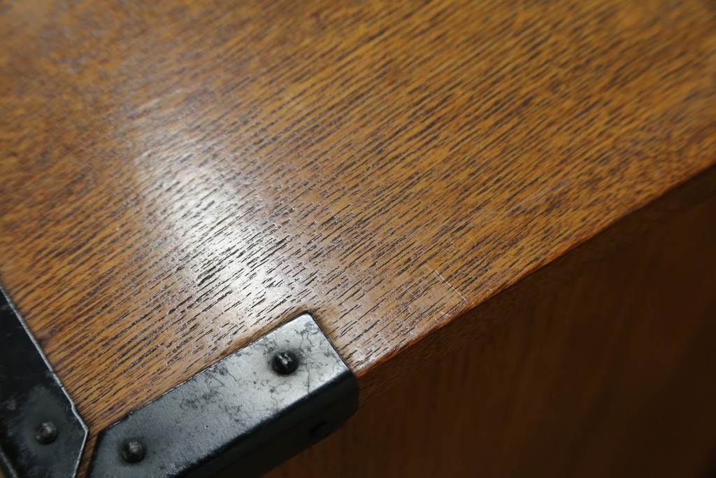 中古　閂(かんぬき)付き　龍の金具が目を引く、時代箪笥デザインのアンティーク調チェスト　(R-086236)