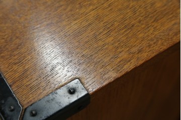 中古　閂(かんぬき)付き　龍の金具が目を引く、時代箪笥デザインのアンティーク調チェスト　(R-086236)