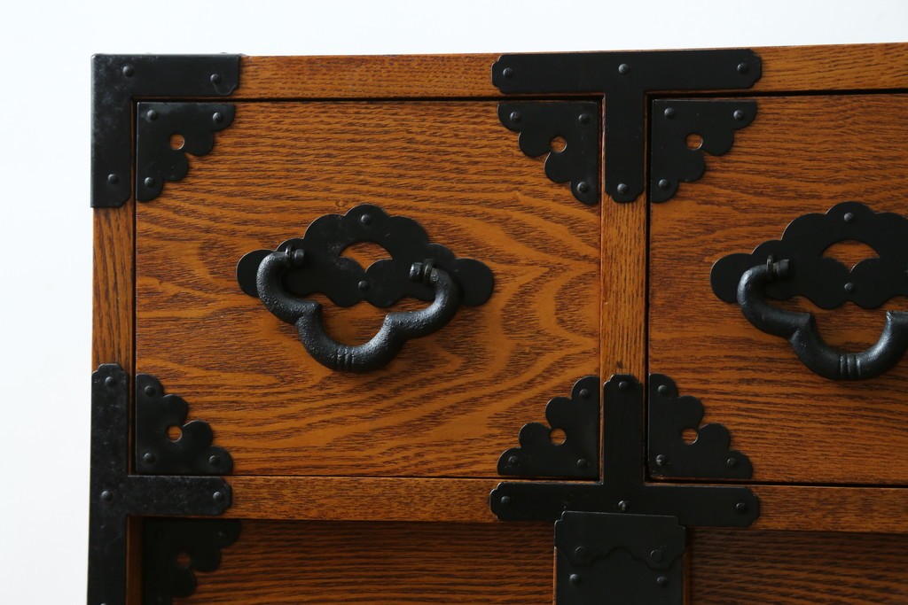 中古　閂(かんぬき)付き　龍の金具が目を引く、時代箪笥デザインのアンティーク調チェスト　(R-086236)