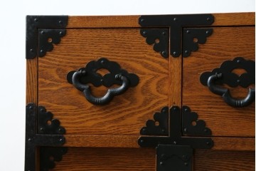 中古　閂(かんぬき)付き　龍の金具が目を引く、時代箪笥デザインのアンティーク調チェスト　(R-086236)