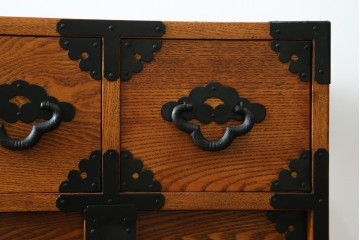 中古　閂(かんぬき)付き　龍の金具が目を引く、時代箪笥デザインのアンティーク調チェスト　(R-086236)