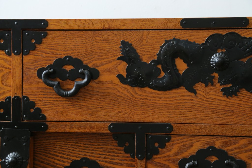 中古　閂(かんぬき)付き　龍の金具が目を引く、時代箪笥デザインのアンティーク調チェスト　(R-086236)