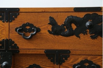 中古　閂(かんぬき)付き　龍の金具が目を引く、時代箪笥デザインのアンティーク調チェスト　(R-086236)