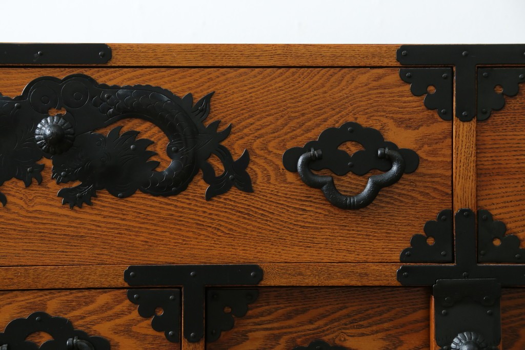 中古　閂(かんぬき)付き　龍の金具が目を引く、時代箪笥デザインのアンティーク調チェスト　(R-086236)