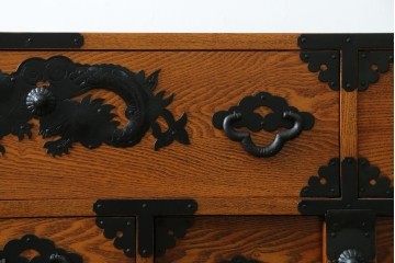 中古　閂(かんぬき)付き　龍の金具が目を引く、時代箪笥デザインのアンティーク調チェスト　(R-086236)