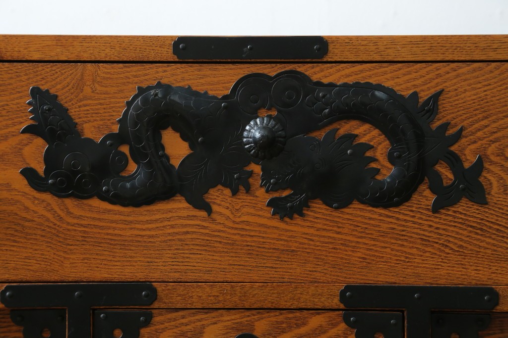 中古　閂(かんぬき)付き　龍の金具が目を引く、時代箪笥デザインのアンティーク調チェスト　(R-086236)
