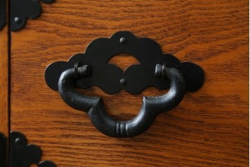 中古　閂(かんぬき)付き　龍の金具が目を引く、時代箪笥デザインのアンティーク調チェスト　(R-086236)