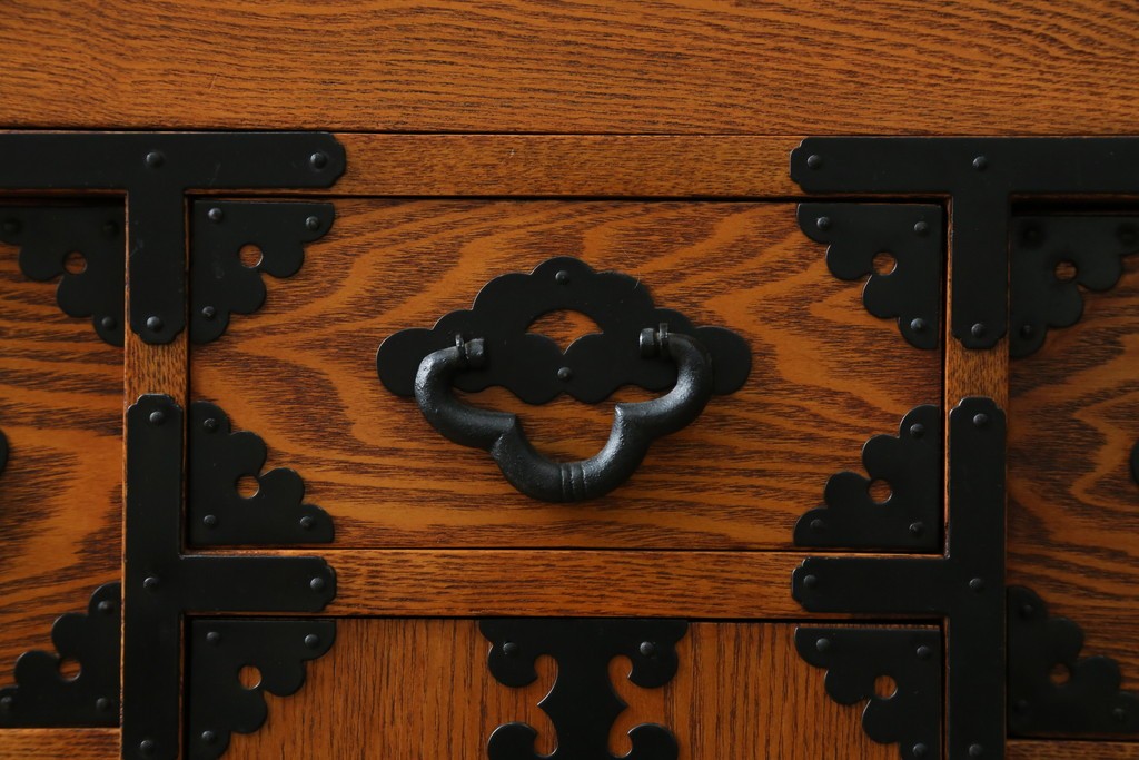 中古　閂(かんぬき)付き　龍の金具が目を引く、時代箪笥デザインのアンティーク調チェスト　(R-086236)