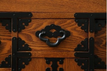 中古　閂(かんぬき)付き　龍の金具が目を引く、時代箪笥デザインのアンティーク調チェスト　(R-086236)